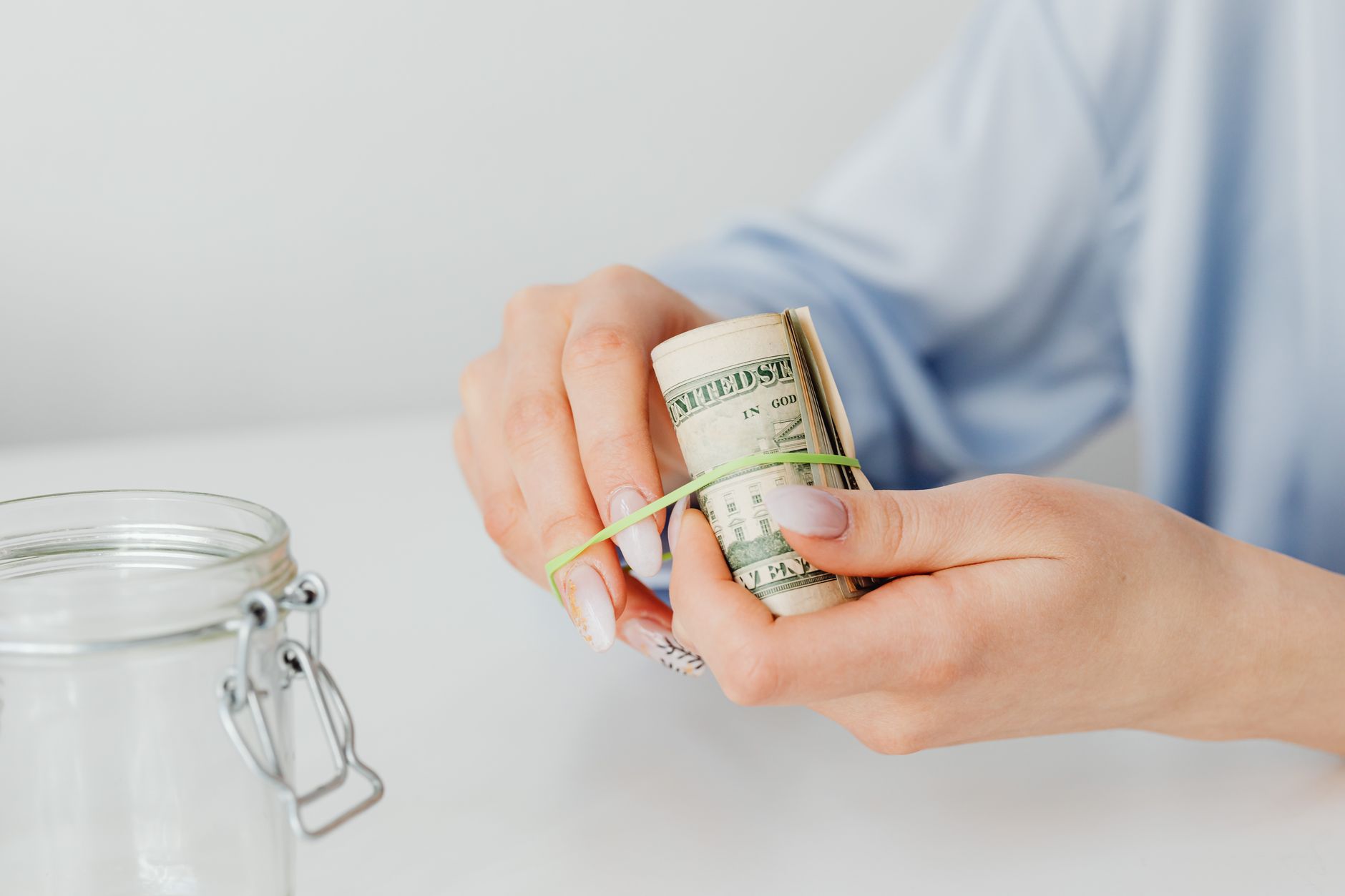 Jak zbudować poduszkę finansową przy małych zarobkach? Plan krok po kroku